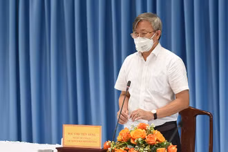 Chủ tịch UBND tỉnh Đồng Nai Cao Tiến Dũng kêu gọi công nhân ở lại khôi phục sản xuất.
