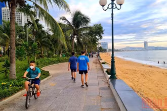 Người dân Quy Nhơn tập thể dục và tắm biển tại khu vực Công viên biển Quy Nhơn.