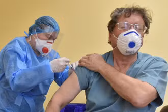 Tiêm vaccine AstraZeneca ngừa Covid-19 cho nhân viên y tế tại một bệnh viện ở Lviv, Ukraine, ngày 1/3/2021. (Ảnh: Reuters)