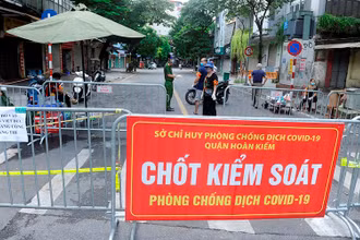 Thiết lập hàng rào cách ly trên phố Phủ Doãn, Hoàn Kiếm. (Ảnh: Đăng Khoa)