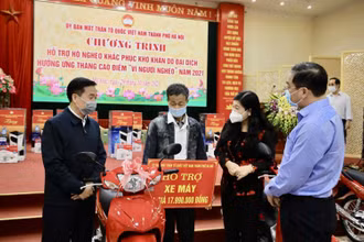 Lãnh đạo Ủy ban Mặt trận Tổ quốc Việt Nam thành phố Hà Nội trao tặng xe máy tới hộ gia đình có hoàn cảnh khó khăn.