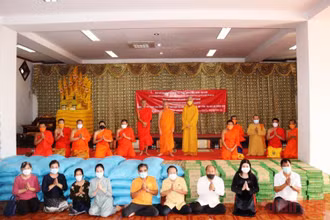 Toàn cảnh Lễ cúng dường Chư tôn đức Lào, ngày 19/10. (Ảnh: XUÂN SƠN)