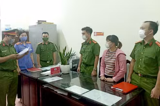 Đối tượng Cao Thị Hoài (thứ 2 từ phải sang) bị khởi tố về hành vi “Lừa đảo chiếm đoạt tài sản”.
