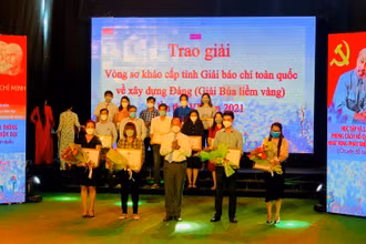 Ban Tổ chức trao giải thưởng cho các tác giả, nhóm tác giả đạt giải vòng sơ khảo cấp tỉnh giải Búa Liềm Vàng năm 2021.