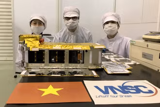 Vệ tinh NanoDragon của Việt Nam chính thức được bàn giao cho Nhật Bản ngày 17/8/2021. (Ảnh: VNSC) 