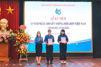 Bí thư Quận đoàn, Chủ tịch Hội LHTN quận Hoàn Kiếm trao quyết định thành lập cho đại diện Câu lạc bộ Tình nguyện Cầu Đất và Câu lạc bộ Tuyên truyền văn hóa lịch sử Thăng Long - Hà Nội.