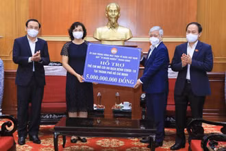 Bí thư Trung ương Đảng, Chủ tịch Ủy ban Trung ương Mặt trận Tổ quốc Việt Nam Đỗ Văn Chiến trao số tiền 5 tỷ đồng hỗ trợ trẻ em mồ côi do dịch bệnh Covid-19 tại TP Hồ Chí Minh. (Ảnh: DIỆP VINH)