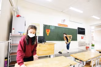 Chuẩn bị cho học sinh trở lại trường học trực tiếp. (Ảnh: NAM NGUYỄN)
