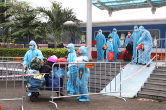 Người dân từ TP Hồ Chí Minh, Bình Dương, Đồng Nai xuống ga Ninh Bình và bảo đảm quy định phòng, chống dịch Covid-19.