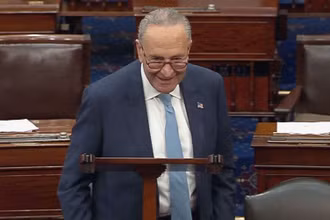 Lãnh đạo phe đa số tại Thượng viện Chuck Schumer thông báo đạt được thỏa thuận nâng trần nợ công. (Ảnh: ABC News)