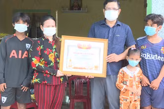 Vợ và ba con nhỏ của ông Châu Khêl nhận Bằng Tổ quốc ghi công của Thủ tướng Chính phủ.