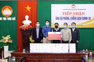 Đại diện TNG Holdings Vietnam trao tặng 5.000 bộ xét nghiệm nhanh Covid-19 cho tỉnh Thừa Thiên Huế