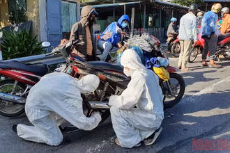 Đội SOS Đại học Đông Á có mặt 24/24 hỗ trợ người dân khi ngang qua Đà Nẵng. (Ảnh: ANH ĐÀO)