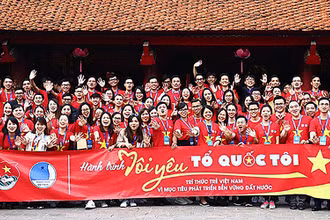 Đại biểu Diễn đàn Trí thức trẻ Việt Nam toàn cầu lần thứ 3 tham quan Văn Miếu - Quốc Tử Giám.