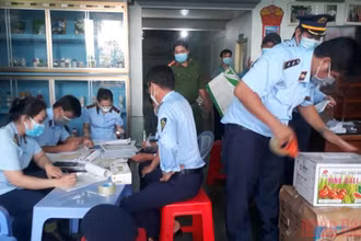 Đoàn kiểm tra lập biên bản tạm giữ các tang vật. (Ảnh: THANH DŨNG)