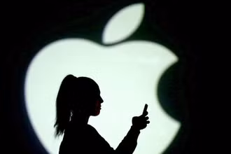 Apple chỉ trích dự thảo của EU, trong đó yêu cầu cho phép người dùng cài đặt các phần mềm bên ngoài kho ứng dụng App Store. Ảnh: Reuters