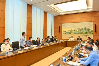 Sáng 21/10, tại Nhà Quốc hội, các đại biểu Quốc hội thảo luận tại tổ về kinh tế - xã hội và ngân sách nhà nước. (Ảnh: DUY LINH - THỦY NGUYÊN)