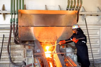 Một công nhân làm việc trong nhà máy luyện kim tại mỏ Unki ở Zimbabwe của nhà sản xuất bạch kim lớn nhất thế giới Anglo American Platinum. Ảnh: Reuters.
