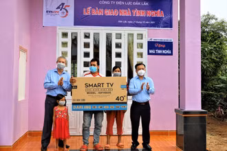 Lãnh đạo Công ty Điện lực Đắk Lắk trao tặng nhà tình nghĩa và chiếc ti vi cho gia đình bà H’BLing Niê.
