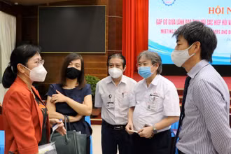 Lãnh đạo UBND tỉnh Đồng Nai trao đổi với doanh nghiệp FDI về các biện pháp khôi phục sản xuất.