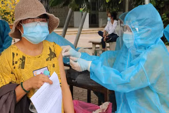 Tiêm vaccine ngừa Covid-19 cho người dân ở TP Biên Hòa, tỉnh Đồng Nai.