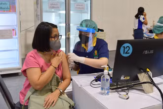 Người dân tiêm vaccine ngừa Covid-19 tại một điểm tiêm chủng ở Bangkok. (Ảnh: NAM ĐÔNG)