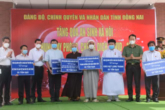 Đồng chí Nguyễn Hồng Lĩnh và Giám đốc Công an tỉnh Đồng Nai Vũ Hồng Văn trao tặng gạo cho đại diện một số tổ chức tôn giáo trên địa bàn huyện Long Thành.