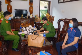 Điều tra viên làm việc với bị can Mai Thị Dần.