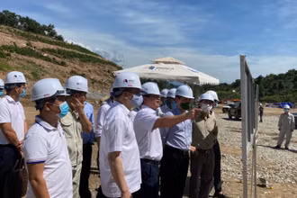 Thứ trưởng Giao thông vận tải Lê Anh Tuấn và đoàn công tác thị sát dự án cao tốc Cam Lâm - Vĩnh Hảo.