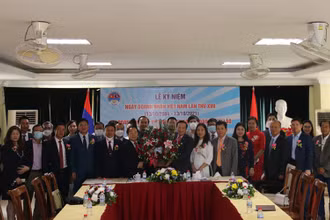Đại sứ Việt Nam Nguyễn Bá Hùng và doanh nghiệp Việt Nam tại buổi lễ ngày 13/10. Ảnh: XUÂN SƠN.