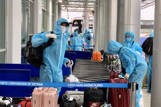 Hành khách xuống sân bay PleiKu tuân thủ đầy đủ các quy định phòng, chống dịch Covid-19.