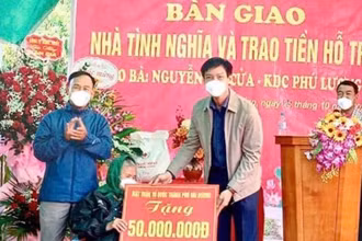 Ủy ban Mặt trận Tổ quốc thành phố Hải Dương trao tiền hỗ trợ gia đình bà Nguyễn Thị Cửa.