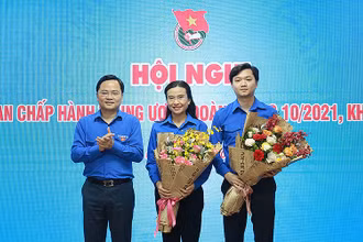 Bí thư Thứ nhất Trung ương Đoàn Nguyễn Anh Tuấn (ngoài cùng, bên trái) tặng hoa chúc mừng các đồng chí Nguyễn Phạm Duy Trang và Nguyễn Minh Triết.