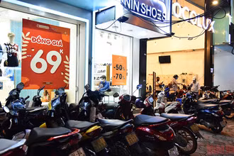 Các cửa hàng thời trang, giày dép, mỹ phẩm đông khách dịp lễ 20/10.