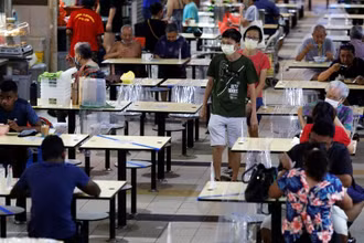Thực khách dùng bữa trong một khu ẩm thực tại Singapore, ngày 21/9/2021. (Ảnh: Reuters)