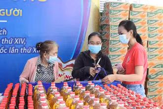 Người dân đi chợ tại “Siêu thị 0 đồng”.