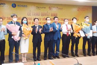 Lãnh đạo UBND tỉnh Quảng Trị và các nhà đầu tư tại buổi Lễ trao quyết định chủ trương đầu tư đồng thời chấp thuận nhà đầu tư của dự án.