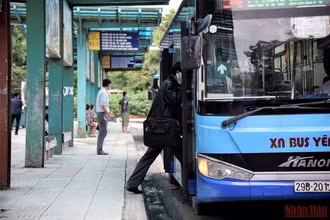 Người dân trở lại với thói quen đi làm bằng xe buýt sau gần 3 tháng loại hình phương tiện công cộng này phải dừng hoạt động do dịch. Ảnh: MINH DUY