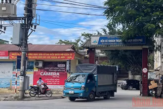 Dù vận tải khách được hoạt động trở lại song tại Bến xe khách thành phố Điện Biên Phủ vẫn thưa vắng người, xe.