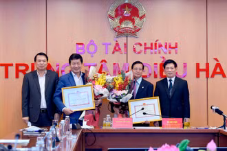 Bộ trưởng Tài chính Hồ Đức Phớc trao tặng Bằng khen của Bộ trưởng Tài chính cho Công ty Cổ phần FPT và Tập đoàn SOVICO.