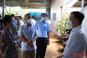 Đoàn công tác của tỉnh Đắk Nông khảo sát, lắng nghe ý kiến nhằm giải quyết khó khăn vướng mắc cho doanh nghiệp. (Ảnh: CHẤN HƯNG)