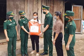 Cán bộ Hội phụ nữ Bộ đội biên phòng tỉnh Điện Biên trao quà, động viên phụ nữ nghèo bản Tân Phong.