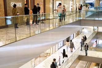 Người dân Sydney đi mua sắm tại một trung tâm thương mại khi các cửa hàng tại đây được phép mở cửa trở lại cho khách hàng đã tiêm vaccine ngừa Covid-19, Sydney, Australia, ngày 12/10/2021. (Ảnh: Reuters)