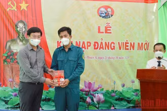 Bí thư Tỉnh ủy Đồng Tháp Lê Quốc Phong tặng quà chúc mừng đảng viên mới.