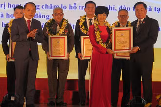 Đồng chí Nguyễn Quốc Đoàn, Ủy viên Trung ương Đảng, Bí thư Tỉnh ủy Lạng Sơn, trao cờ và bằng khen của Thủ tướng Chính phủ cho các tập thể, cá nhân có thành tích xuất sắc trong các phong trào thi đua đặc biệt của tỉnh.