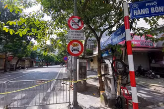Phong tỏa phố Phủ Doãn (Ảnh: TTXVN)