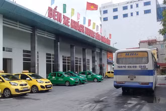 Tâm lý lo ngại dịch bệnh vẫn thường trực trong mỗi người dân cho nên nhiều chuyến xe xuất bến vẫn vắng khách.