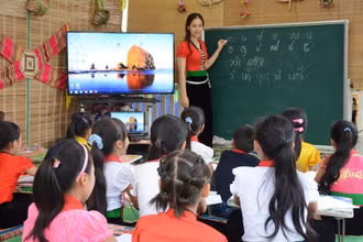 Một lớp dạy chữ Thái cho học sinh thị xã Nghĩa Lộ trong giờ ngoại khóa.