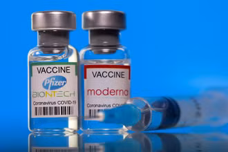 Vaccine ngừa Covid-19 của hãng Pfizer/BioNTech và hãng Moderna sản xuất theo công nghệ mRNA. (Ảnh: Reuters)