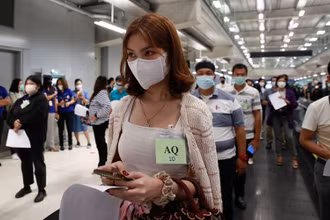 Các tỉnh nguyện viên đóng giả hành khách trong cuộc diễn tập giả định tại sân bay Suvarnabhumi. (Ảnh: Reuters)